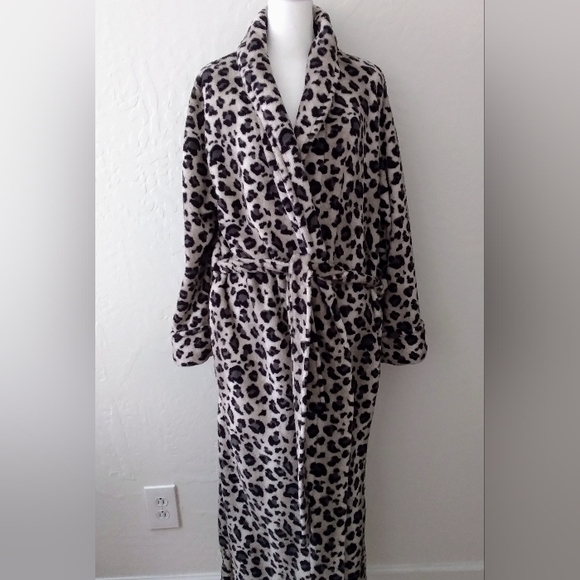 Oscar de la Renta Leopard Print Plush Robe - Picture 12 of 12